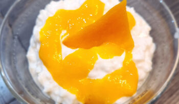 Thai coconut rice pudding with mango couli