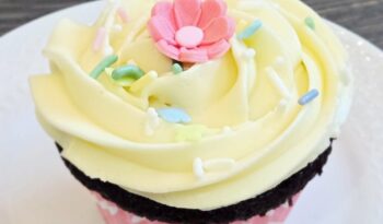 Chocolate cupcakes with White Chocolate Buttercream Icing